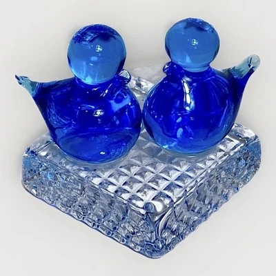 Par de pisapapeles vintage de pájaros azules con patrón transparente de vidrio prensado Foto 1 de 4