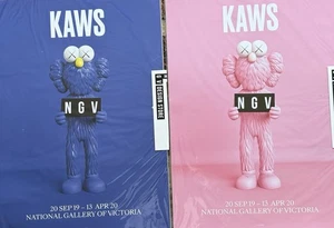 Auténtico póster de exposición Kaws NGV SET rosa/azul Galería Nacional Victoria - Imagen 1 de 1