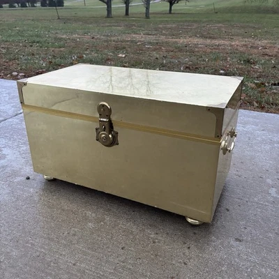 Baúl de metal vintage de latón tono dorado cofre de cedro Hollywood Regency mediados de siglo Foto 1 de 4