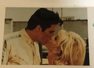 Foto sincera de colección de Elvis Presley Elvis besando a Nancy Sinatra EP1 - Imagen 1 de 3