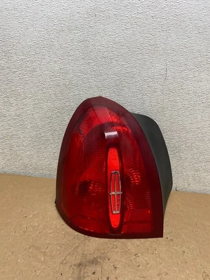 Luz trasera izquierda conductor Lincoln Town Car 1998 a 2002 OEM V0294 DW Foto 1 de 4
