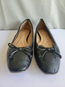 B True Baretraps Damen-Ballerinas Emery Schlangenmuster schwarz mit Schleife Größe 8M - Bild 1 von 18