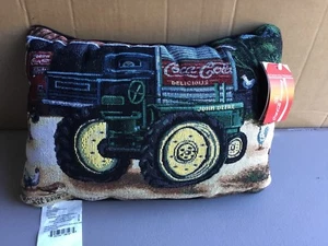 Cuscino lancio arazzo USA NUOVO CON ETICHETTE Coca Cola Deere Virgil's Shop 17,5" x 12,5" #444 - Foto 1 di 3