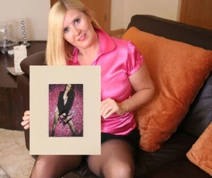 Dakota Charms Sexy Strumpfhose Erotik Pornostar signiert montiert Autogramm Foto COA - Bild 1 von 2