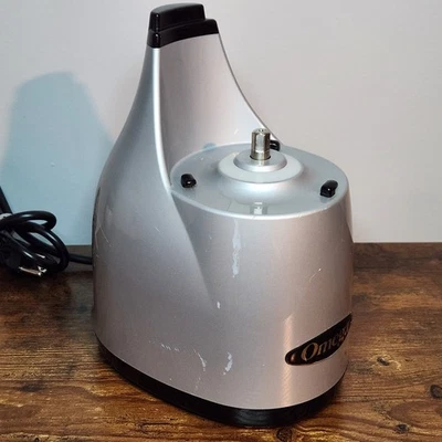 Omega VRT350 Extractor de Jugos Base Motor Plateado Resistente Baja Velocidad Masticación Foto 1 de 4