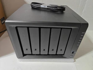 Synology DS1522+ 5-Bay DiskStation NAS AMD Ryzen R1600 4xRJ-45 1GbE LAN Bare Bon - Foto 1 di 8