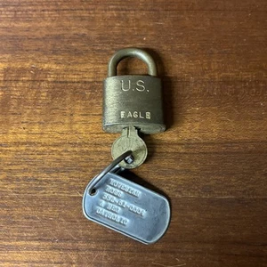 Vintage U.S. Eagle Lock Co. Militär Messing Vorhängeschloss mit Schlüssel & Erkennungsmarke - Bild 1 von 4