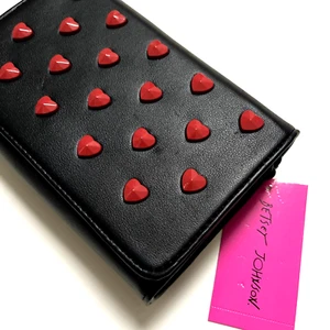 Nuevo con etiquetas Bolso Bandolera Original BETSEY JOHNSON Corazones Amor Tachonado Negro - Imagen 1 de 8