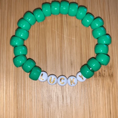 Pulsera de cuentas de pony de plástico verde hecha a mano para niñas 5,7 Suerte Día de San Patricio Foto 1 de 2