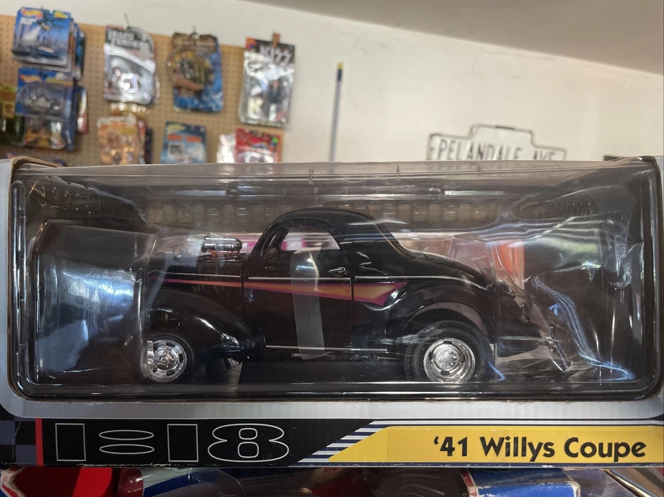 Road Signature 1:18 Scale 1941 Willys Coupe Black NEW/box Has Wear - Image 1 of 1