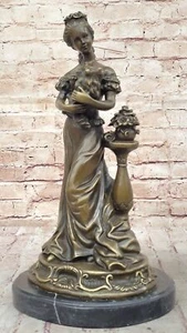 Scultura in bronzo firmata Milo di signora e cane, statuina da collezione Art Nouveau - Foto 1 di 10
