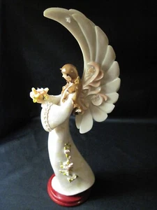 Vintage 12 1/2" STEHENDER ENGEL bietet eine Blume an, Holzsockel - Bild 1 von 5