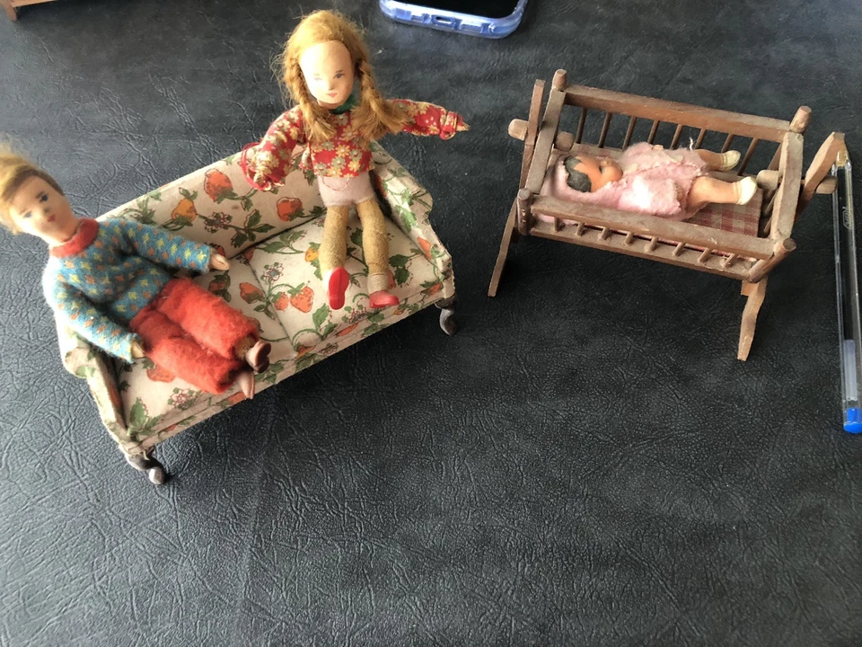 Muñecas, sofá, cuna para casa de muñecas Caco Foto 1 de 3