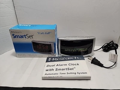 SmartSet Dual Alarm Clock by Emerson Research Automatic Setting Clock AC100 - Image 1 of 2
