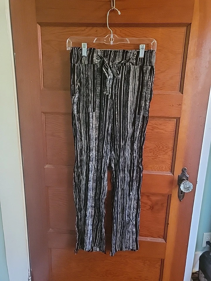 Pantalones de mujer medianos Joe Ben basset blancos y negros a rayas con bolsillos delanteros Foto 1 de 4