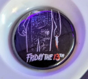 1 In Friday The 13th Jason Voorhees Horrorfilm Pin Anstecker Button - Bild 1 von 1