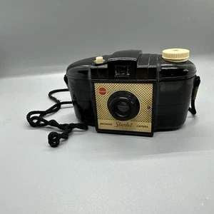 Vintage Kodak Brownie Starlet film box camera with strap, made in England - Picture 1 of 8