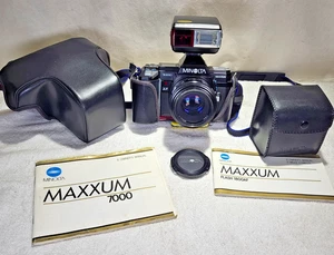Minolta Maxxum 7000 fotocamera AF con obiettivo macro 50 mm f/1.7 (22), flash e custodie, EX - Foto 1 di 24