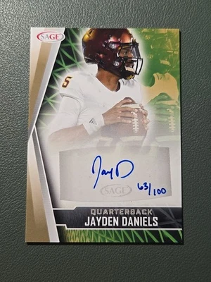 2022 Sage Low Series Gold Football #A-JD Jayden Daniels Rookie cartão automático /100 - Imagem 1 de 2