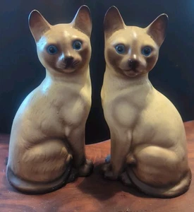 Coppia di statuine vintage in ceramica con decorazione gatto siamese gattini alti 7" abbinate - Foto 1 di 11