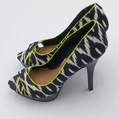 Tacones altos Fergalicious by Fergie Peep Toe Stiletto negro blanco talla 7,5 M 4,9 tacón Foto 1 de 4