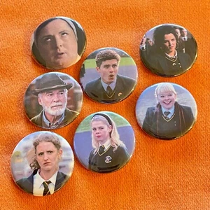 Derry Girls Button 7-Pack Netflix Erin Orla Michelle Clare James - Picture 1 of 2