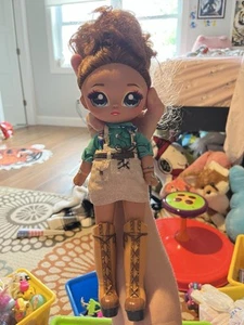 Na Na Na Surprise Teens Puppe Amelia Outback 11 Zoll weiche Puppe mit Stiefeln australisch  - Bild 1 von 2