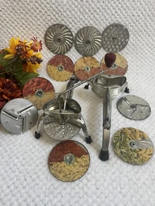Selten Vintage 2 Mouli Zerkleinerer-Frankreich-komplett 12 Scheiben-manuelle rotierende Lebensmittelmühle-funktioniert - Bild 1 von 24