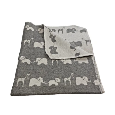 Manta bebé safari gris jirafa elefante Serena and Lily de David Fussenegger Foto 1 de 4