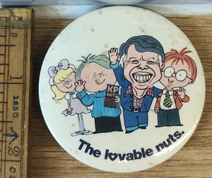 Vintage KP Nuts The Loveable Nuts/President Jimmy Carter Crossover Badge/Button - Foto 1 di 4