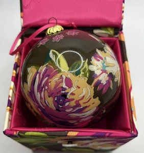 Vera Bradley 2012 adorno de Navidad bola de vidrio grande, caja de tela, rosa inglesa - Imagen 1 de 9