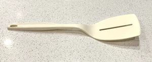 Vintage Foley Nylon Kunststoff weiß/creme einzelne Schlitze Spatel Wender sehr guter Zustand - Bild 1 von 2