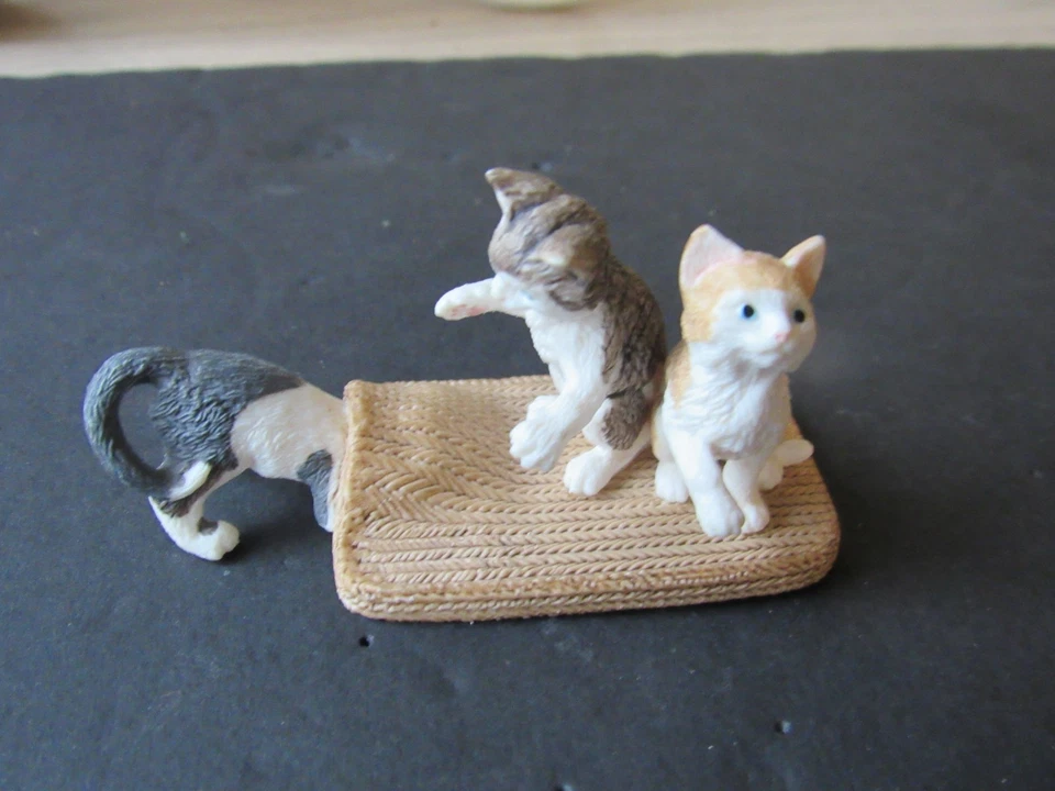Figuras de juguete Schleich 3 gatitos jugando en alfombra. 2010, retirado, muy bueno Foto 1 de 1