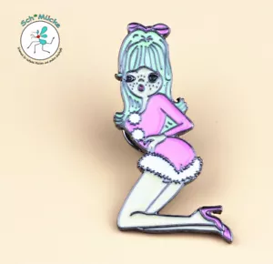 Anstecker Pin Up Girl Mädel Erotik Sexy Retro Glücksbringer Geschenkidee Rarität - Bild 1 von 1