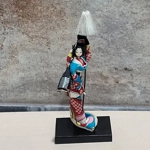 Muñeca japonesa geisha miniatura kimono de seda soporte de madera - Imagen 1 de 10