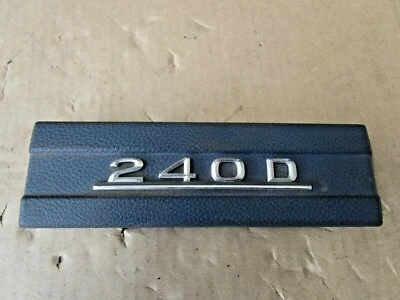 Mercedes W115 /8 240D Blende Armaturenbrett Schriftzug Emblem Chrom "240D" orig. - Bild 1 von 4