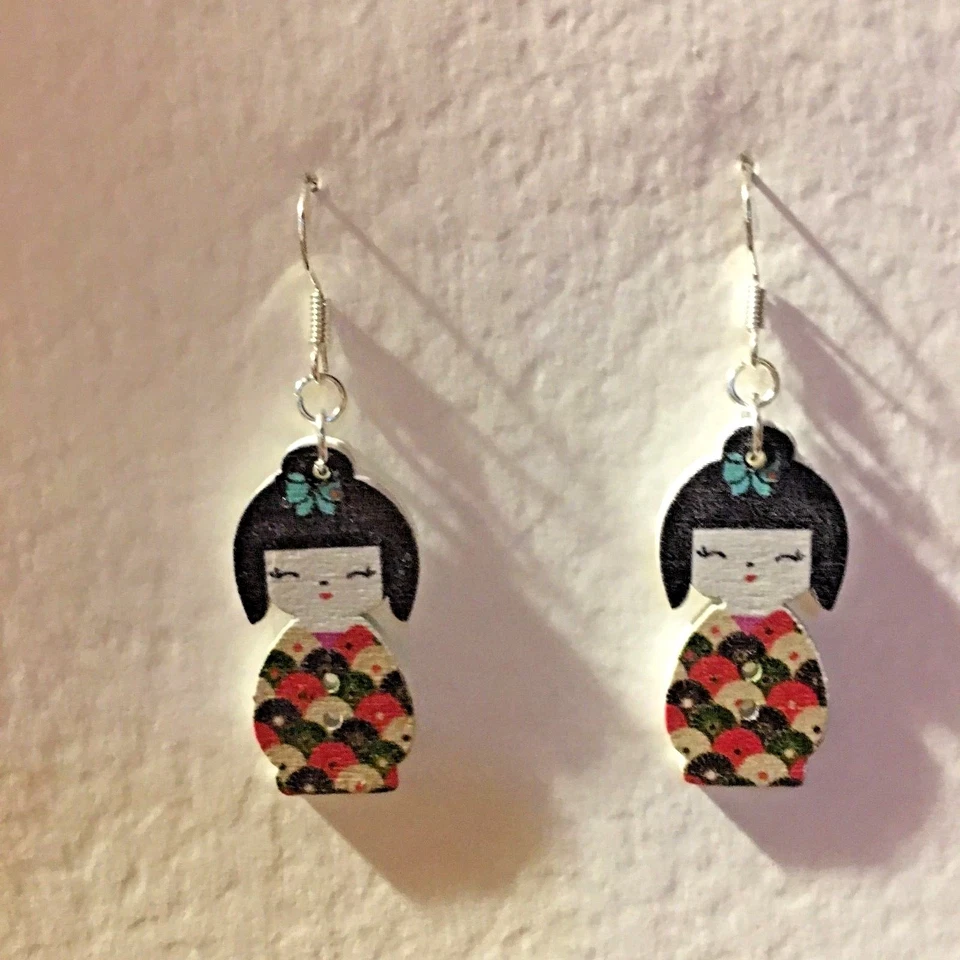 JAPANESE GEISHA LADY DOLL EARRINGS RED GREEN PRINTED WOODEN SILVER PLATED . HOOK - Image 1 of 4