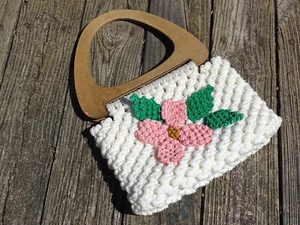 Vtg Handmade 70s White Macrame & Pink Dogwood Flowers Floral Wood Handle Purse - Picture 1 of 10