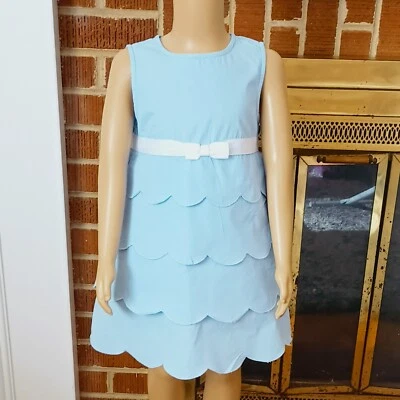 Vestido festoneado en capas azul 4 sin mangas con cinta blanca y lazo Foto 1 de 4