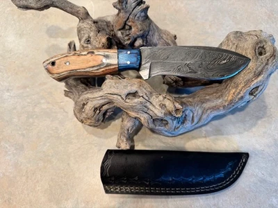 Faca de combate Damasco EDC com cabo de madeira de dois tons, bainha de couro feita à mão - Imagem 1 de 3