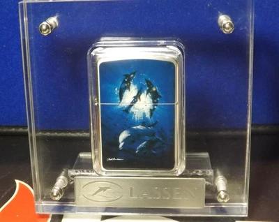 Акриловый дисплей Zippo Vintage Artist LASSEN 2004 ограниченный выпуск 7/505 продавец из США - Изображение 1 из 4