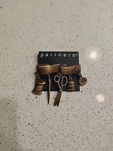 New Vintage Partners Sewing Needle Thread Dangle Charms Brooch Pin Gold Tone - Picture 1 of 4