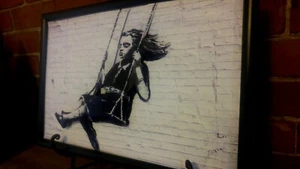 Banksy Girl on Swing Graffiti Kunst Poster in 3-D 11x17 ungerahmt - Bild 1 von 1