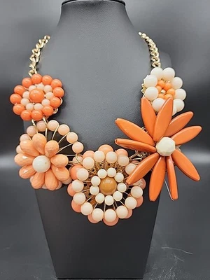 Collar Big Bold Flower Power Moda Declaración Pasarela Salmón Beige Blanco 16 pulgadas Foto 1 de 4