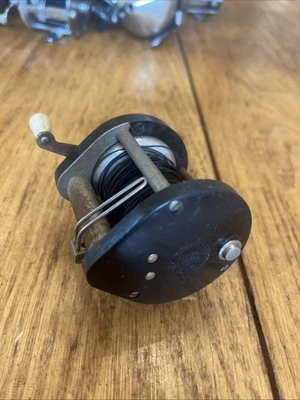 Carrete de pesca vintage Ocean City 1520 cebo fundido decoración de cabina coleccionable Foto 1 de 4