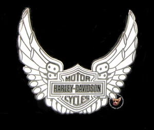 HARLEY DAVIDSON DISCONTINUED BAR & SHIELD WITH EXHAUST PIPES WINGS PIN  BIKER - Picture 1 of 4