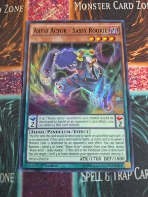 Yu-Gi-Oh! TCG Abyss Actor - Sassy Rookie DESO-EN019 Super Rare 1st Edition NM - Image 1 of 4