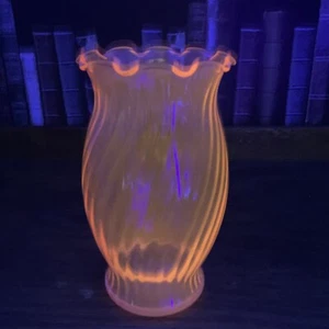 Cranberry Swirl Pattern Vase Scalloped Ruffled Rim GLOWS 6 3/4” Depression Glass - Picture 1 of 8