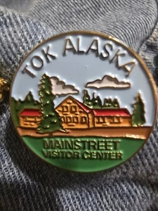 Spilla Tok Alaska Mainstreet Visitor Center risvolto smalto da collezione - Foto 1 di 1