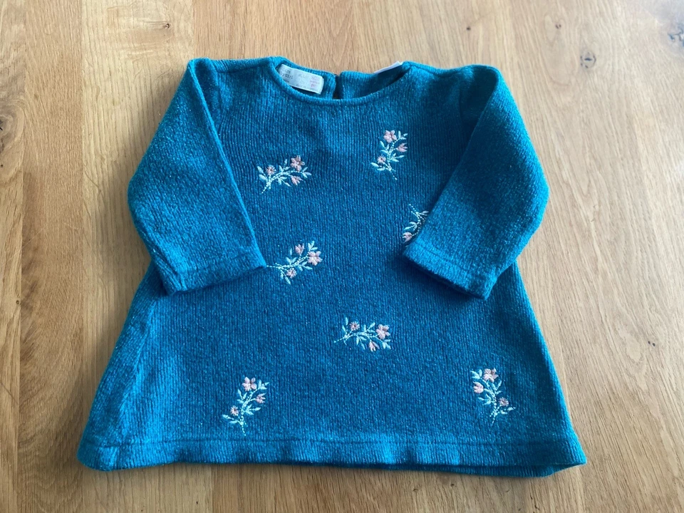 KLEID ZARA - GRÖSSE 80 - 9-12 MONATE - PETROL MIT BLUMEN-STICKEREI - Bild 1 von 3